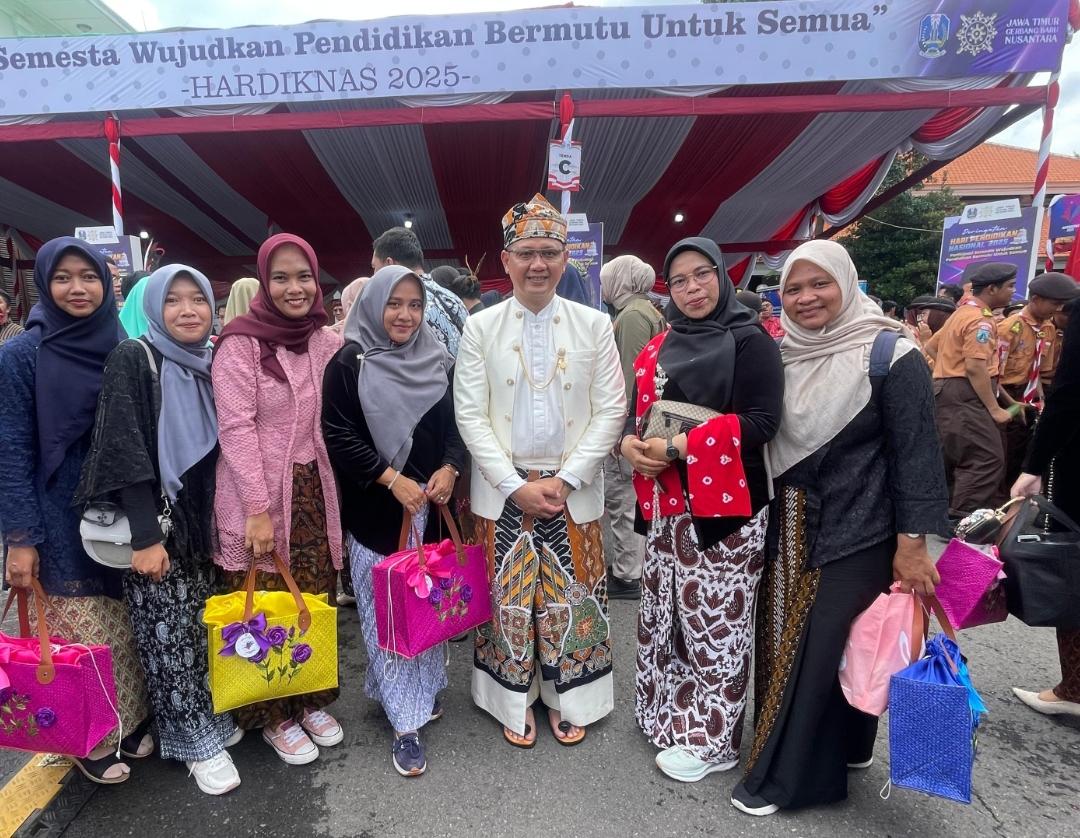 Guru SMAGO menghadiri Upacara HARDIKNAS di Graha di Jawa timur 